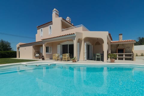 Private pool and sun terrace with arched portico — Villa Juliet, holiday villa in Loulé