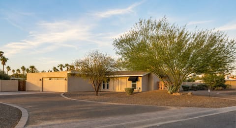 Cactus Landing - Huge Driveway with Basketball Hoop, large fenced yard