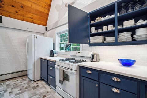 Fully equipped kitchen with dishwasher!