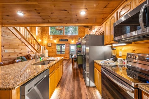 Cabin 1: Fully equipped kitchen.