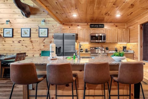 Cabin 1: Fully equipped kitchen.