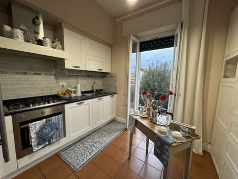 Kitchen Appliance, Kitchen, Major Appliance, Furniture, Interior Design, Countertop, Flooring, Cabinetry, Home Appliance, Room