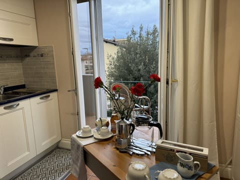 Furniture, Kitchen Appliance, Tableware, Interior Design, Major Appliance, Flooring, Room, Serveware, Kitchen, Floor