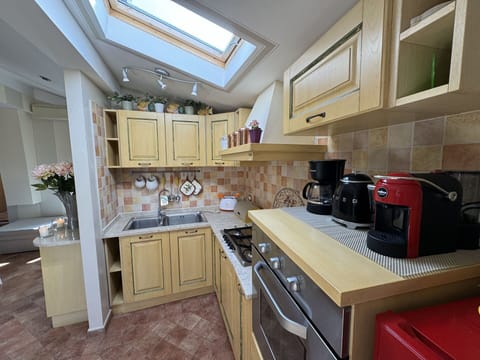 Kitchen Appliance, Kitchen, Countertop, Major Appliance, Cabinetry, Interior Design, Furniture, Flooring, Wood, Kitchen Stove