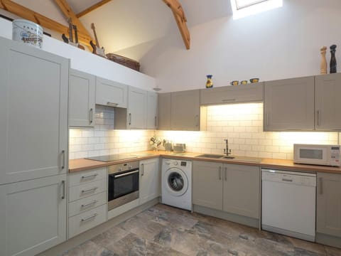 Washing machine, dishwasher, microwave, kitchen floor and wall units, oven and sink