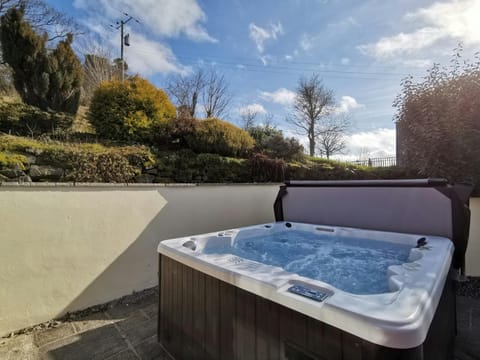 Hot tub with bubbles