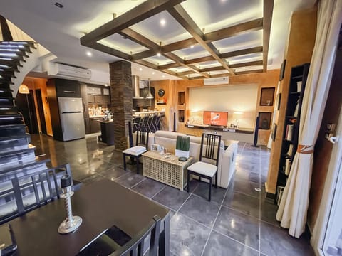 Enjoy a full garden view, an open kitchen, and a dining area for up to 6 guests.