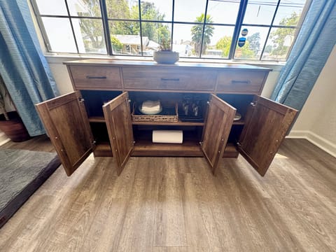 Living Room with complimentary supplies and dishware