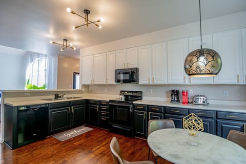From morning coffee to big family meals, this fully equipped kitchen offers tons of cabinet storage and generous counter space to make cooking a breeze.