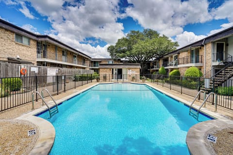 Dallas Vacation Rental | 1BR | 1BA | Stairs Required | 1,200 Sq Ft