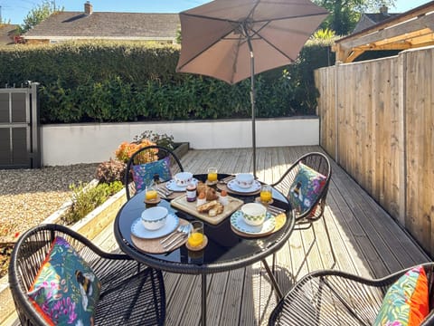 Sitting-out-area | Jasmin, Somerset, near Chard