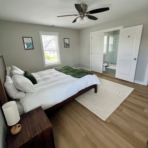 Bedroom 1 - Master Queen