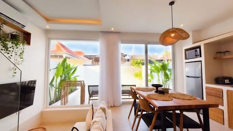 Enclosed sunken lounge with sofa, smart TV & AC – Villa Balinay