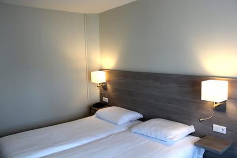 Unit with 3 Twin size beds