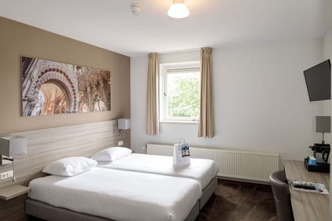Unit with Two Twin beds