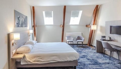 Unit with king bed. Exact unit will be assigned upon arrival. Views, colors, and decor may vary.