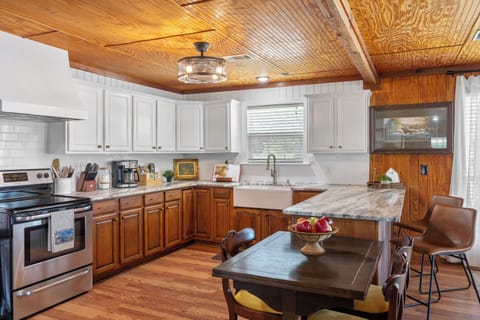 Complete Full Kitchen-Farm house sink