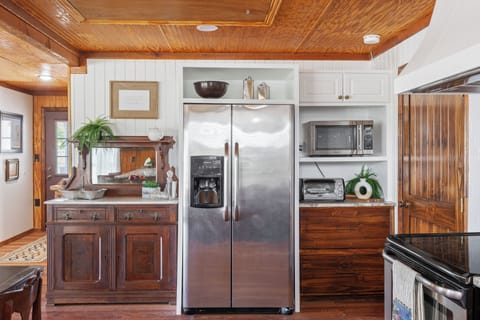 Freezer with Filtered Ice Maker/water Microwave/Toaster/Welcome area