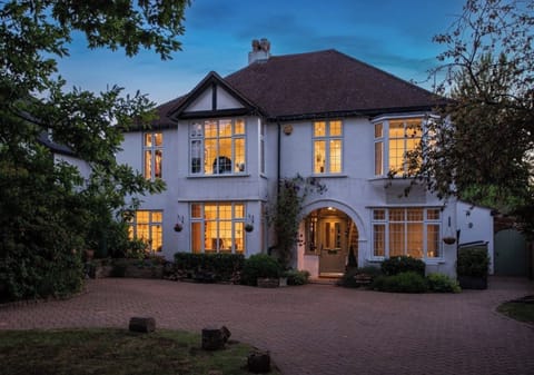 Large family home 30 min away from London with free parking