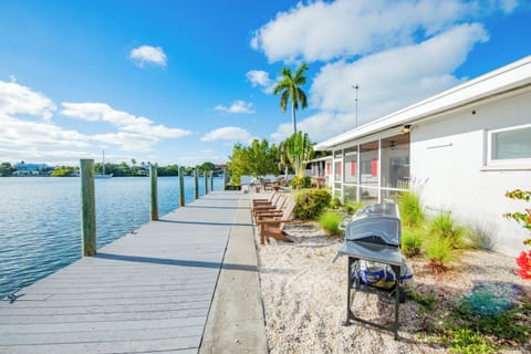 Outdoor Dock and Lounge - Dock Of The Bay
