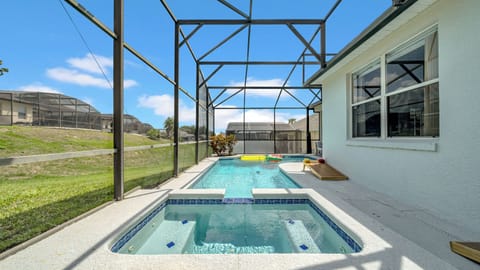 Private heated pool & Spa. Perfect spot to unwind after disney or universal. 