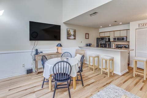 Living Room | 1st Floor | Queen Sleeper Sofa | Smart TV | Free WiFi