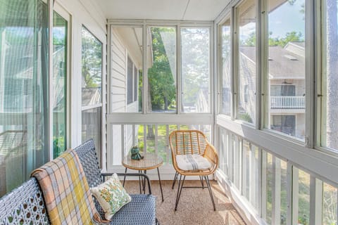 Screened Balcony | Garden View | 3 Mi to Downtown