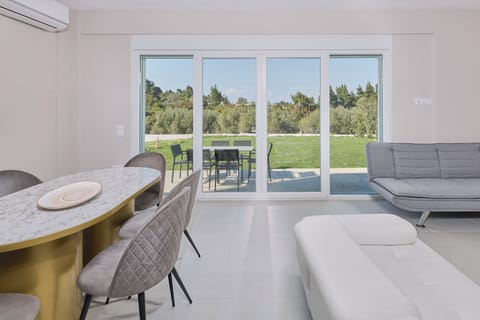 Bright Living Area with Garden Access & Outdoor Dining