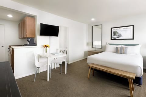 Unit with Queen bed. Exact unit will be assigned upon arrival. Views, colors, and decor may vary.