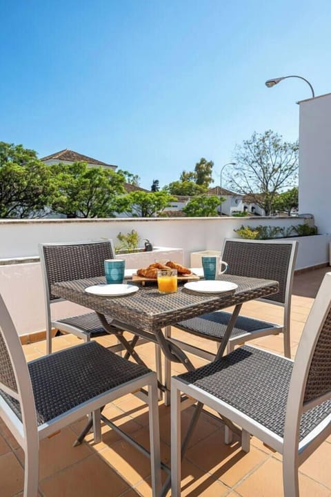 Table for 4 and sun loungers, perfect for relaxing outdoors. (1)