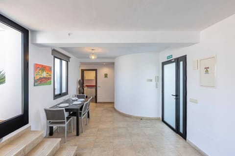 Bright space with sofa, TV and direct access to the terrace. (5)