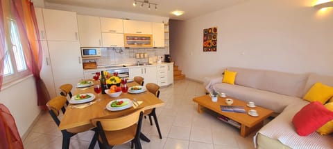 Open plan /dining room and kitchen