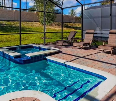 Private South-Facing Pool/Spa to soak up the Florida sun all day!