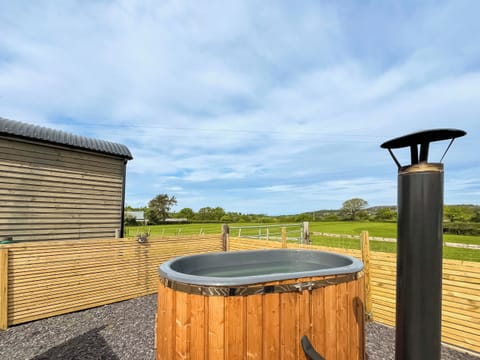Hot tub | Cwtch Winnie - Pen Cefn Farm, Abergele