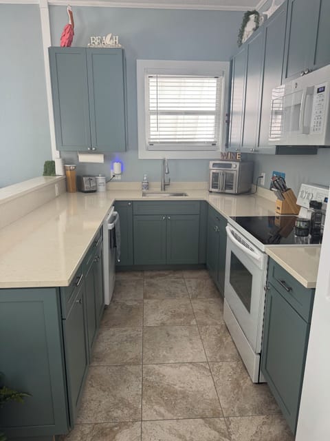 Equipped w/ icemaker, dishwasher, microwave, toaster, air fryer, blender