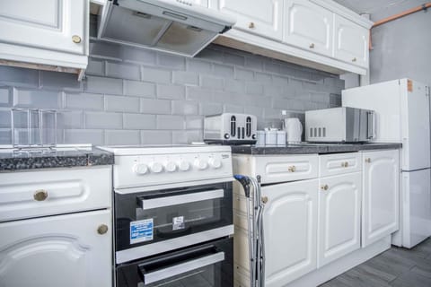 Flat 1 Brunswick - 2 Bed Economy Flat - Swansea (7291)
