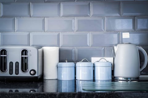 Flat 1 Brunswick - 2 Bed Economy Flat - Swansea (7286)