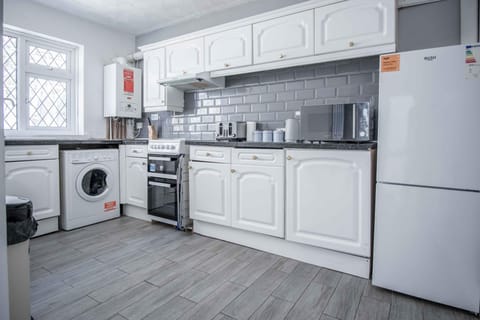 Flat 1 Brunswick - 2 Bed Economy Flat - Swansea (7289)
