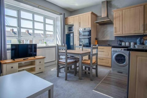 Flat 2 Brunswick - 2 Bed Economy Flat - Swansea (7309)