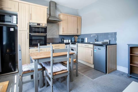 Flat 2 Brunswick - 2 Bed Economy Flat - Swansea (7310)