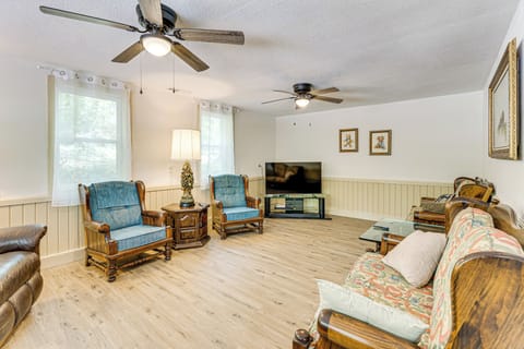 Living Room | Free WiFi | Smart TV | 2nd Floor