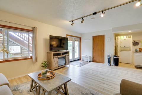 Living Room | Free WiFi | Smart TV | Electric Fireplace | Central A/C & Heating