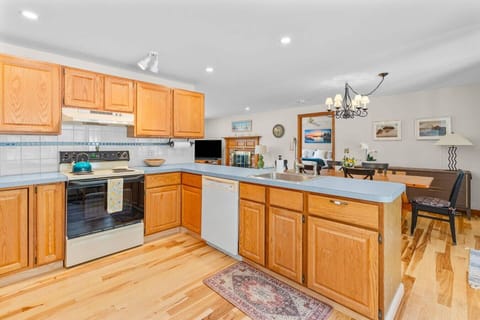 Fully-equipped kitchen with all the utensils and appliances you might need to enjoy a nice meal at home.