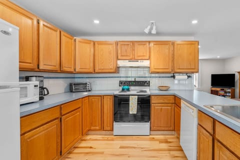 Fully-equipped kitchen with all the utensils and appliances you might need to enjoy a nice meal at home.