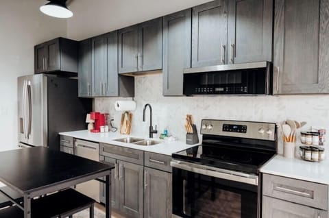 Enjoy cooking in this full kitchen