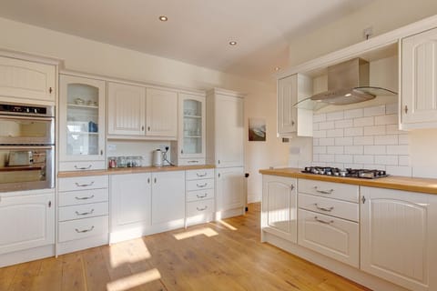 Kitchen with double wall mounted oven