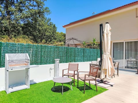 Garden, Shade, Fence, Landscaping, Artificial Turf, Backyard, Home Fencing, Lawn, Yard, Balcony