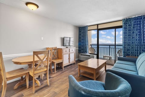 6. Oceanfront Queen Suite