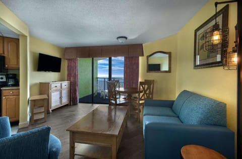 Queen Suite with Partial Ocean View - Living Room