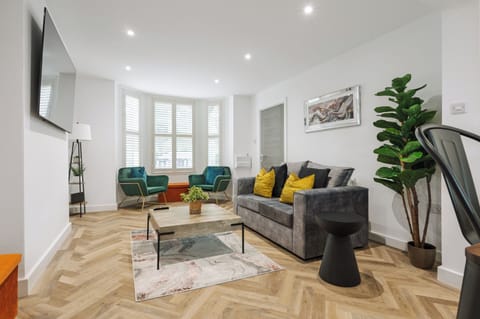 Living, Kitchen & Dining:
Open-plan lounge/kitchen/dining with natural light, Smart TV + Netflix, and a small sofa bed for extra flexibility.